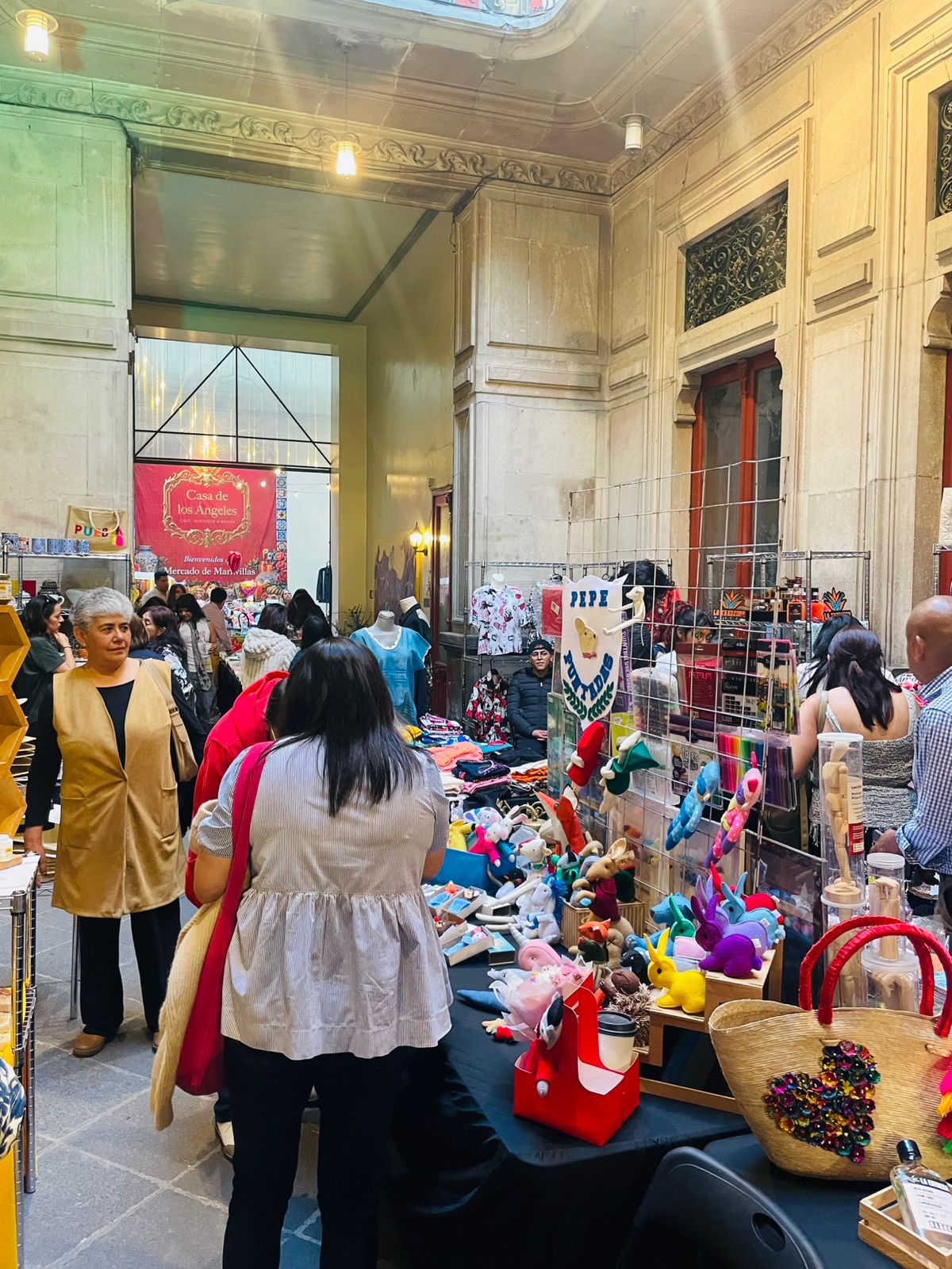 Montaje del mercado en Casa de los Ángeles
